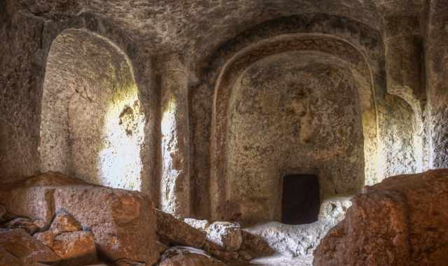 Bari. Croci, arcate e decori policromi: alla scoperta del millenario ipogeo di via Martinez 